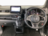 【ハンドル】運転にかかわる様々な操作を安全に行えるように視点移動が少なく操作性に配慮されたスイッチ類が凝縮されたコックピットです。