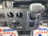 マニュアルエアコンです。シンプルで使いやすいデザインです。