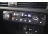 フルオートエアコンが装備されています!お好みの温度設定をするだけでエアコンの風量やモードの切り替えを自動でコントロールしてくれます!ユーザーの操作が少なく燃費走行にもつながります!