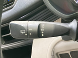 操作しやすい位置に配置されたウインカーレバー。確実な操作感で、安全な車線変更をサポートします。