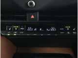 お車のキーはスマートキーです。キーを身につけた状態で車に近づき、ドアロックの解錠や施錠操作が出来ます。雨の日など両手がふさがっている時など、とっても便利ですね。