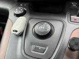 キーを身に付けていれば、ドアの開錠からエンジンスタート、発進、降車時の施錠まで指先1つで可能です。