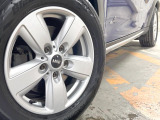 ●純正16インチアルミホイール:輸入車ならではの卓越した走りを支えるホイールと足回りです!日本車の走りに慣れている方にもぜひ体感して頂きたいほど、高いレベルでまとまっています!