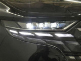 LEDヘッドライトです。デザイン性がよくとても明るいので、夜間の走行や悪天候でも安心です。しかも長寿命!