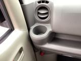 運転席と助手席の前方にはドリンクホルダー付きです。