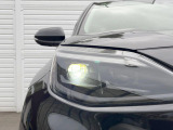 【LEDヘッドライト】悪天候や夜間走行時も良好な視界を確保し安心して運転できる高輝度LEDヘッドライトを装備!点灯速度が早く、消費電力も抑えられています。