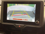 【バックカメラ】駐車時に後方がリアルタイム映像で確認できます。大型商業施設や立体駐車場での駐車時や、夜間のバック時に大活躍!運転スキルに関わらず、今や必須となった装備のひとつです!