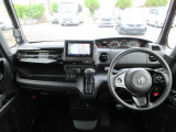 大きなフロントガラスで広々とした視界の運転席まわりです。