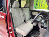 運転席まわりには十分なスペースがあり、大柄な方でもゆったり運転していただける環境です。