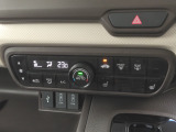 オートエアコン装着車で車内はいつも快適です!