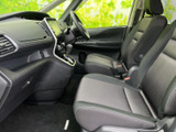 運転に必要な情報を視認しやすい位置に配置。スムーズな操作をサポートする設計です。