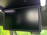 【フリップダウンモニター】大画面モニターで後席でもエンタメをお楽しみいただけます。小さなお子様にも大人気の装備です♪