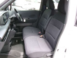 前席ウォークスルーで左右の移動はラクチンです!