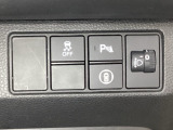 ハンドルの右側にはヘットライトリベライザーとHondaセンシング用のメインスイッチがついています。ヘッドライトリベライザーは道路状況や積荷の加重に応じてライトの高さを調節できます。