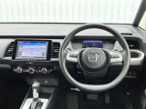 水平基調でスッキリとしたフロントビュー。広く見渡せて運転に安心をもたらします