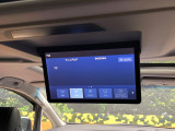 【13.3型フリップダウンモニター】大画面モニターで後席でもエンタメをお楽しみいただけます。小さなお子様にも大人気の装備です♪