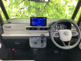 開放感のある室内空間。運転席からの視界も広く、運転に集中できます。快適なドライブをサポートする機能も充実しています。