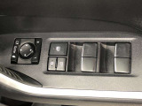 パワーウィンドのスイッチです。運転席に座りながら、助手席や後席の窓を開け閉めできるので大変便利ですよ。