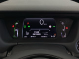 デジタル表示のスピードメーターとタコメーター、燃費やオドメーターなどの表示の他に、ホンダセンシング機能などの表示もできる多機能なマルチインフォメーション・ディスプレイです。