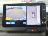 【マルチビューカメラシステム】フロントビューだけでなく、グラウンドビューも表示!自車を上空から見下ろしたような映像が表示されるので、駐車時などにドライバーの死角を減らすことができます。