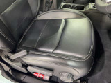 自動車保険について。正規ディーラーだけの特別なブランド保険に加入いただけます。基本補償に加え5つの項目をカバーする「プレミアムプラス」と、長期契約による安定した保険料で、さらなる安心と満足を提供します
