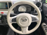 インテリアに合わせたデザインのステアリングは、運転される方のことも考え、運転しやすい形状、大きさです。是非一度、実際に触ってお確かめください。