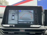 上空から見下ろしているかのような映像をディスプレイに映し出し、スムースな駐車をサポートします。画面は「トップビュー」のほか「サイドブラインドビュー」への切り換えが可能。ますます安心です