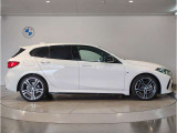 【BMWの伝統-3】BMWのお車は、&ldquo;駆け抜ける歓び&rdquo;を体現しております。走行の安定性とコーナリングの良さを追求し、思い通りにハンドルの操作可能です。