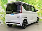 スタイリッシュなリアデザインが特徴的。視覚的な安定感があり、運転時の安心感を高めます。