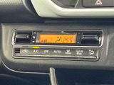 【オートエアコン】一度お好みの温度に設定すれば、車内の温度を検知し風量や温度を自動で調整。暑い&hellip;寒い&hellip;と何度もスイッチ操作をする必要はありません。快適な車内空間には必須の機能ですね♪