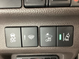 Hondaセンシング用の、VSA(ABS+TCS+横滑り抑制)解除と路外逸脱抑制機能のオンオフスイッチなどはハンドルの右側に装備しています。