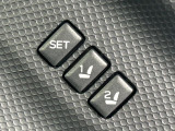 【メモリー機能付きパワーシート】ドライバーごとに設定したシート位置を記憶して、ボタン一つで切り替えできる便利な機能!運転する方が複数名いらっしゃるご家庭におすすめです♪