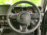 握りやすい形状のステアリングは、長時間の運転でも疲れにくい設計です。操作性も高く、快適なドライブをサポートします。