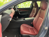 視界の良い運転席。操作しやすい配置になっているため、運転に集中できます。快適なドライビングをサポートする空間です。