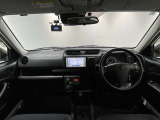 シンプルながら機能性あふれる運転席周りです。使いやすいスイッチ類の配置によりとても運転しやすいですよ。