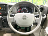 インテリアに合わせたデザインのステアリングは、運転される方のことも考え、運転しやすい形状、大きさです。是非一度、実際に触ってお確かめください。