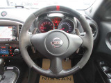 レッドセンターマークをあしらったNISMO専用本革巻きステアリングはコントロールを支え、メーターのレッドアクセントとフロアのレッドライティングは走りへの高揚感をもたらす。