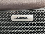 【BOSEサウンドシステム】メーカーオプションの高品位サウンドシステムを搭載。専用のチューニングが施された大小様々なスピーカーから良質なサウンドが奏でられ、臨場感あふれる音響空間を演出します。