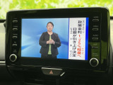停車中にテレビや映像を楽しめるTV画面。休憩時間などにリラックスできます。(※運転中の視聴は法律で禁止されています)。