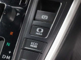「HOLD」スイッチを押し、システムONの状態にしておくことで、渋滞や信号待ちなどでブレーキを踏んで停車した時にブレーキを保持。アクセルを踏むと解除されます。