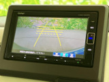 バックモニターで、狭い場所での駐車や後退も安心。ガイドライン表示で、距離感が掴みやすく、安全な運転をサポートします。視認性の高い画面で、状況をしっかり確認できます。