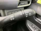 操作しやすい位置に配置されたウインカーレバー。スムーズな操作で、安全な車線変更をサポートします。直感的に操作できます。