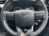 握りやすいステアリングは、操作性にも優れています。ボタン操作も容易で、運転に集中できます。快適なドライビングをサポートします。