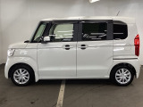 狭い駐車場でも、スライドドアならチャイルドシートへのお子さまの乗降や荷物の積載もスムーズ。とても便利な【助手席側。電動スライドドア】ドアハンドを少し引くだけでリアドアが自動開閉します。