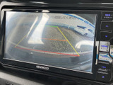後方の状況を画面で確認できるので、狭い道や駐車も安心。安全な運転をサポートします。