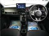 運転にかかわる様々な操作を安全に行えるように視点移動が少なく、操作性に配慮されたスイッチ類が凝縮されたコクピットです。