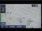 ナビ付きで、遠出や初めての道も安心。道に迷う心配が少なく、同乗者との会話や運転に集中出来ます。ご家族でのお出かけにも心強いポイントです。
