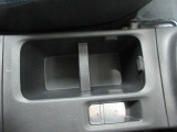 運転席からも助手席からも手の届きやすい位置にドリンクホルダーが付いています。