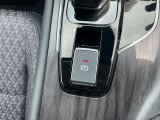 電動パーキングブレーキは、従来の足踏み式に比べ、しっかりと車をホールドしてくれるので安心です。女性の方には特に安心いただける装備です