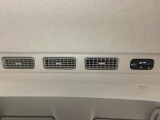 ルーフ前方にリアクーラーを装備しています。エアコン操作スイッチとダクトがついていますので、2列目・3列目にお乗りの方も快適に過ごせます。